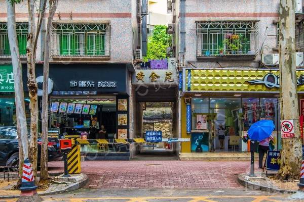 黃金苑南嶺醫院職工住宅樓|布吉南嶺，精裝大戶型住宅，中間樓層，戶型方正，業主重新裝修，配套齊.